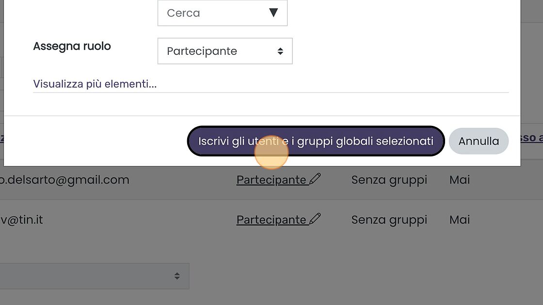 Screenshot of: Cliccare "Iscrivi gli utenti e i gruppi globali selezionati" per iscrivere gli utenti al corso.