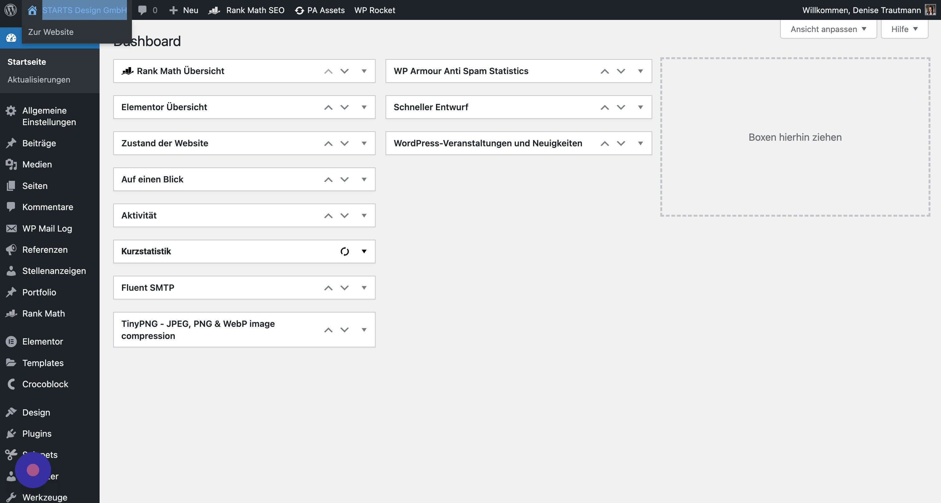 Screenshot of: Über Deinen Unternehmensname oben im linken Eck, bspw. "STARTS Design GmbH", gelangst Du zur Startseite Deiner Webseite im Frontend. Über die Bereiche auf der linken Seite kommst Du zu weiteren Einstellungen, die wir in den nächsten Kapiteln anschauen.